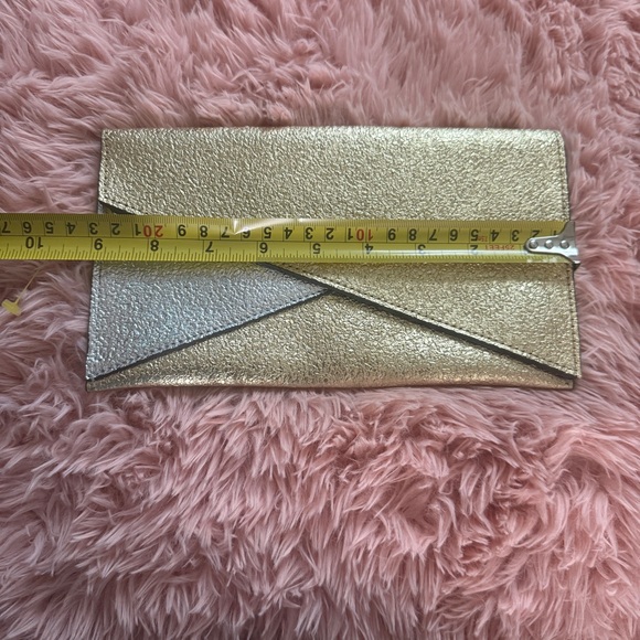 Golden clutch from Estée Lauder Party Shimmer Set - Picture 3 of 6